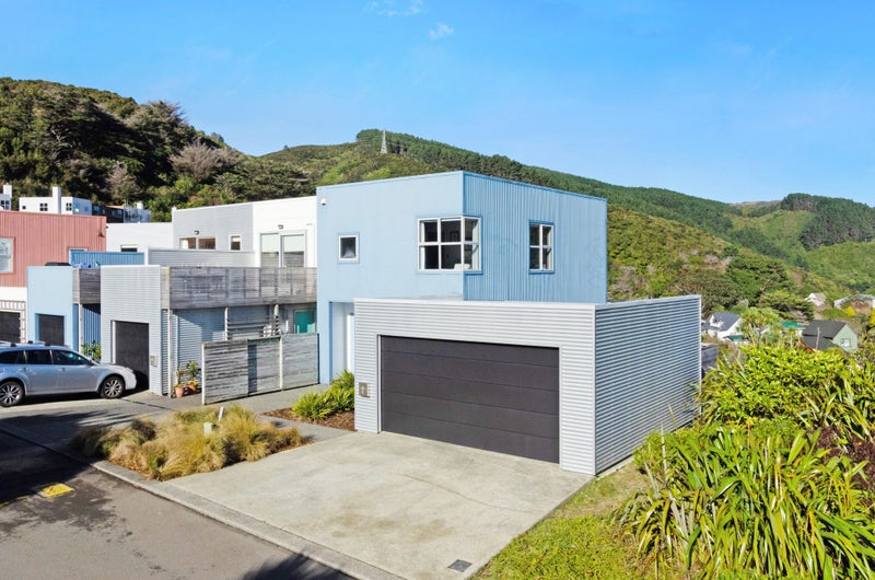 1 Saddleback Grove, Karori, Wellington - Carousel 1