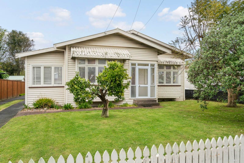 8 Alberta Street, Point Chevalier, Auckland - Carousel 1
