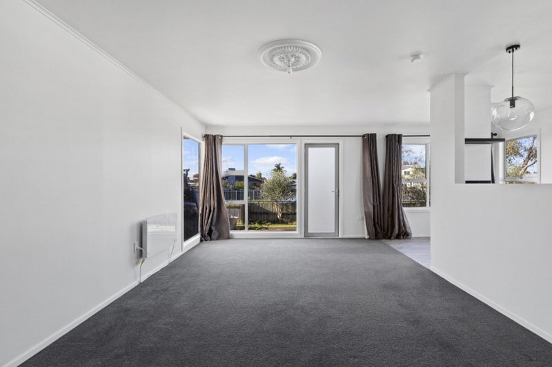 19 Joanna Place, Deanwell, Hamilton - Carousel 1