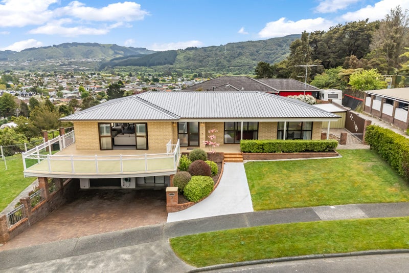 7 King Charles Drive, Kingsley Heights, Upper Hutt - Carousel 1