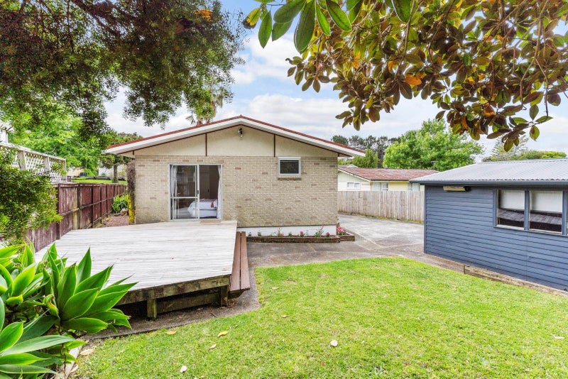 16 Staincross Street, Green Bay, Auckland - Carousel 2