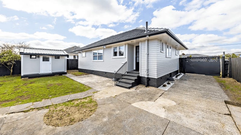 19 Awatere Street, Clover Park, Auckland - Carousel 1