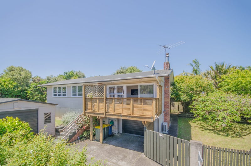 3 Thuja Street, Green Bay, Auckland - Carousel 1