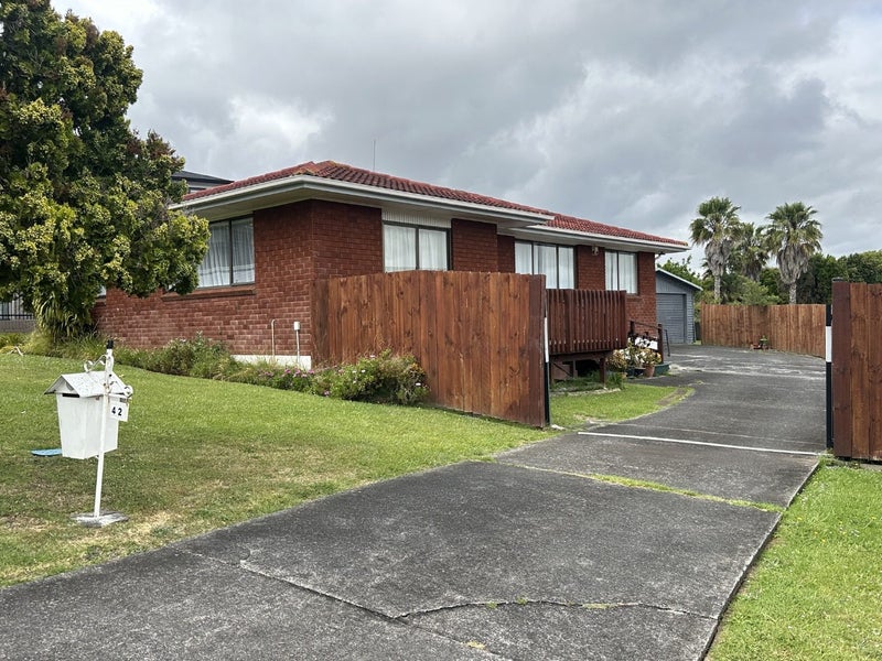 42 Lewisham Street, Highland Park, Auckland - Carousel 1