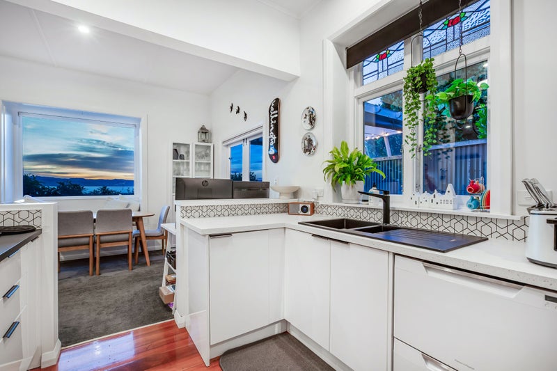 409 Marine Drive, Mahina Bay, Lower Hutt - Carousel 2