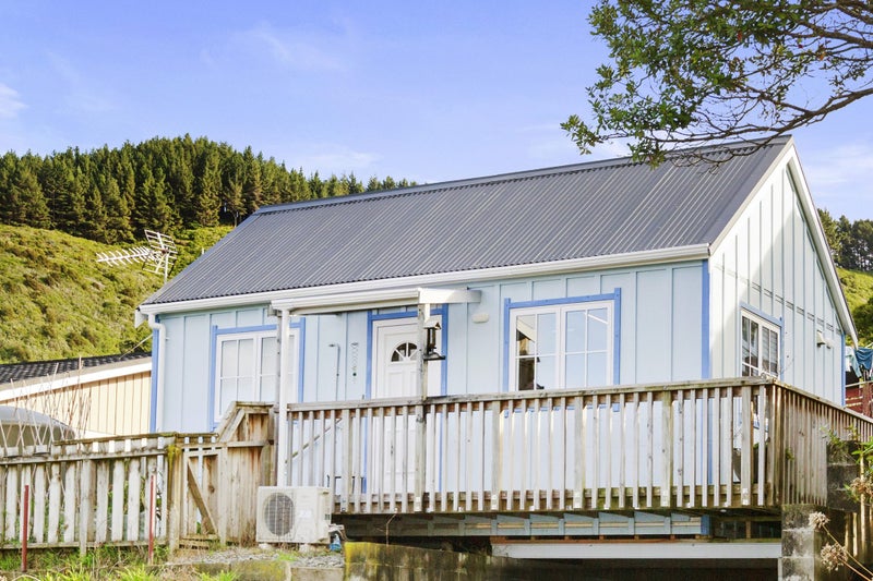 74 Kiwi Crescent, Tawa, Wellington - Carousel 1