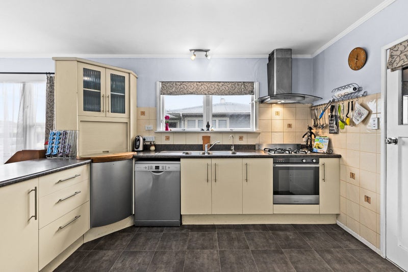 14 Magdalen Crescent, Pirimai, Napier - Carousel 2