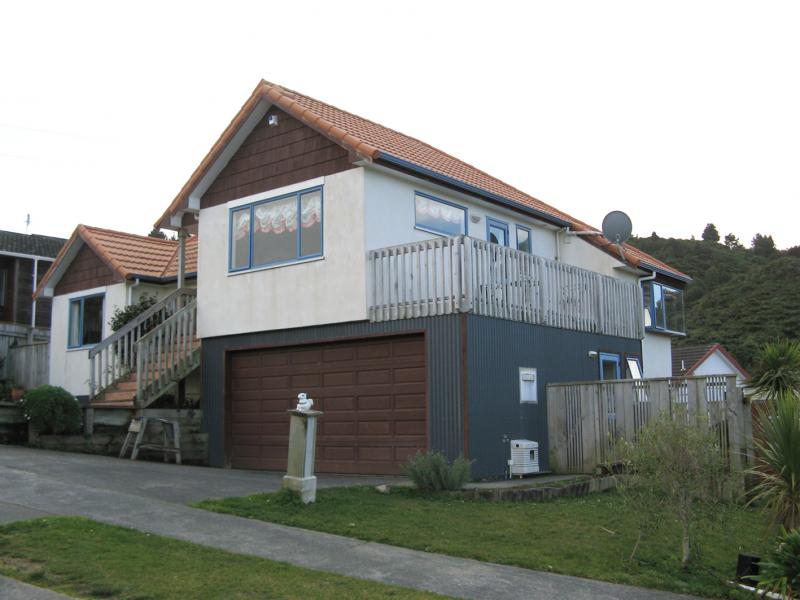 1B Opurere Grove, Tirohanga, Lower Hutt - Carousel 2