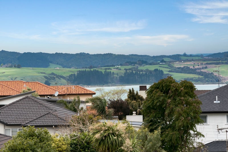 21 Seymour Road, Mellons Bay, Auckland - Carousel 2