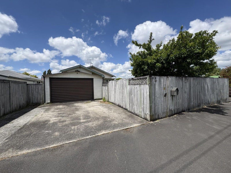 16 Braid Road, St Andrews, Hamilton - Carousel 1