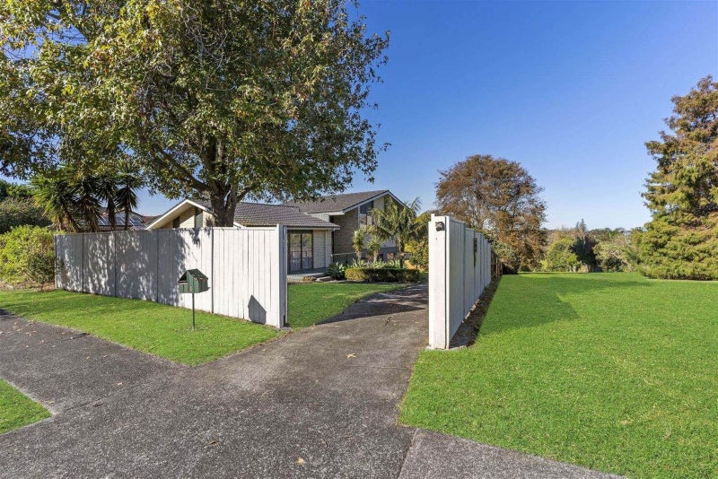 16 Palmyra Way, Half Moon Bay, Auckland - Carousel 1