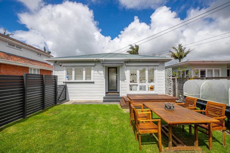 6 Humariri Street, Point Chevalier, Auckland - Carousel 24