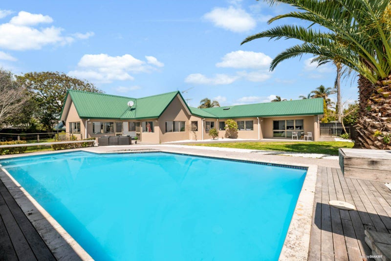 12 Aristoy Close, Conifer Grove, Takanini - Carousel 1