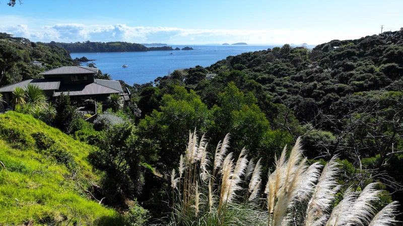 89B Queens Drive, Oneroa, Waiheke Island - Carousel 1