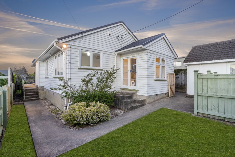 1 Netherlands Avenue, Kelston, Auckland - Carousel 1