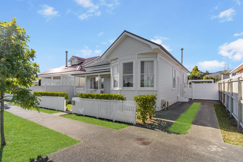 35 Renfrew Avenue, Sandringham, Auckland - Carousel 1