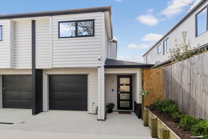11 Korowha Place, New Lynn, Auckland - Carousel 1