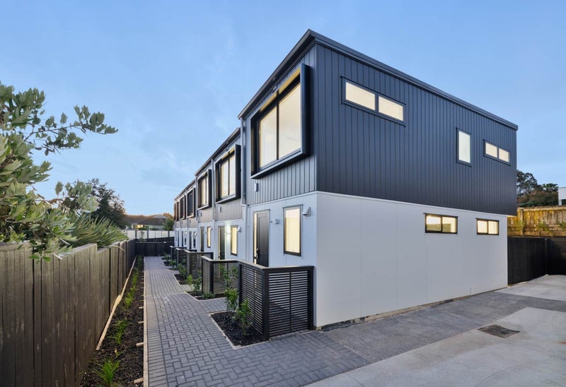 7/11 Jaemont Avenue, Te Atatu South, Auckland - Carousel 2