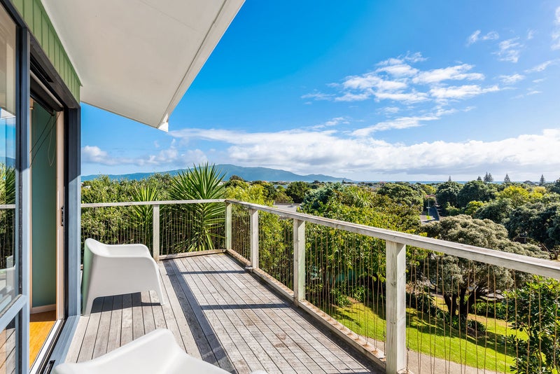 7 Lindale Grove, Waikanae Beach, Waikanae - Carousel 1