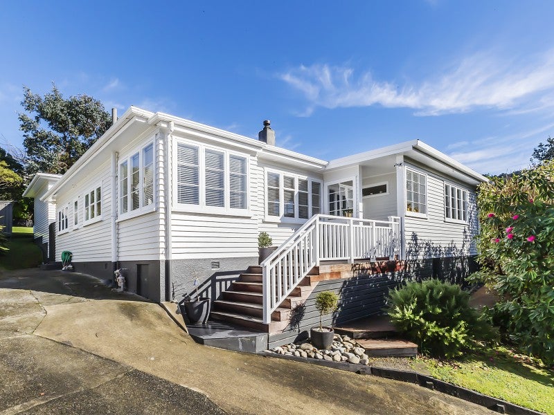 18 Delhi Crescent, Khandallah, Wellington - Carousel 1
