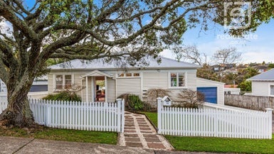 10 Cassino Street, Bayswater, Auckland - Carousel 1