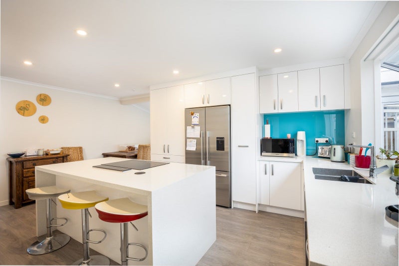 8 York Crescent, Westown, New Plymouth - Carousel 2