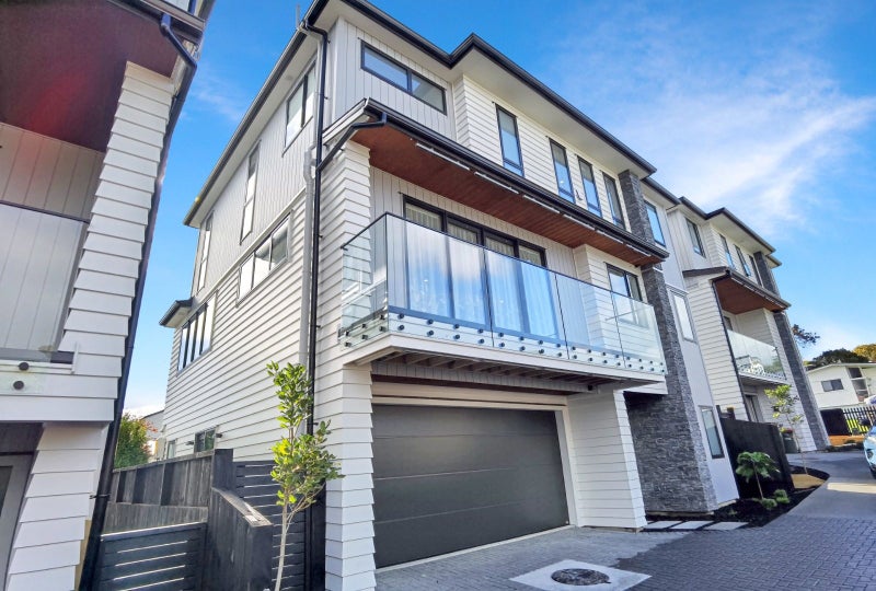 12 Wylie Avenue, Sunnynook, Auckland - Carousel 1