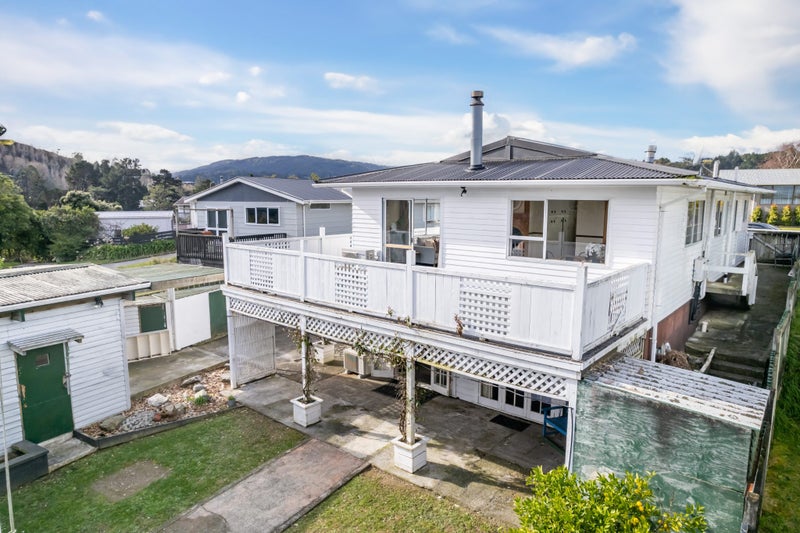 31 Aniseed Grove, Timberlea, Upper Hutt - Carousel 2