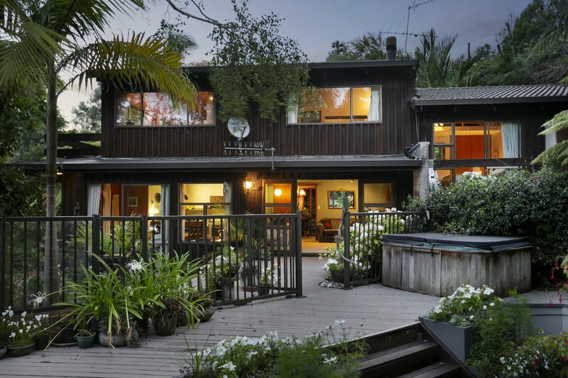 8 Atarua Gardens, Waiatarua, Auckland - Carousel 2