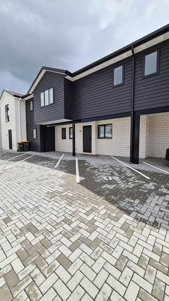 2/3 Snead Place, Hamilton East, Hamilton - Carousel 1