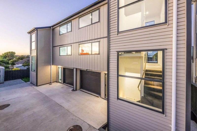 31B Waddell Avenue, Point England, Auckland - Carousel 1