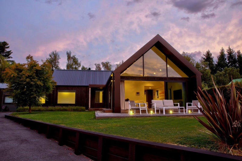 8 Redwood Court, Kelvin Heights, Queenstown - Carousel 1