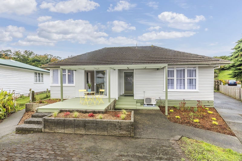 12 Morgan Place, Tawa, Wellington - Carousel 1