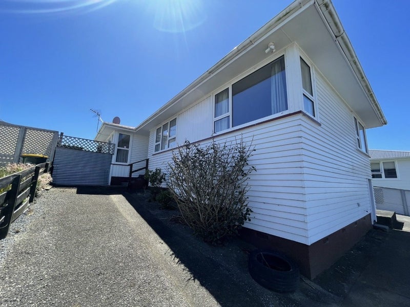 34 Beauzami Crescent, Ascot Park, Porirua - Carousel 1