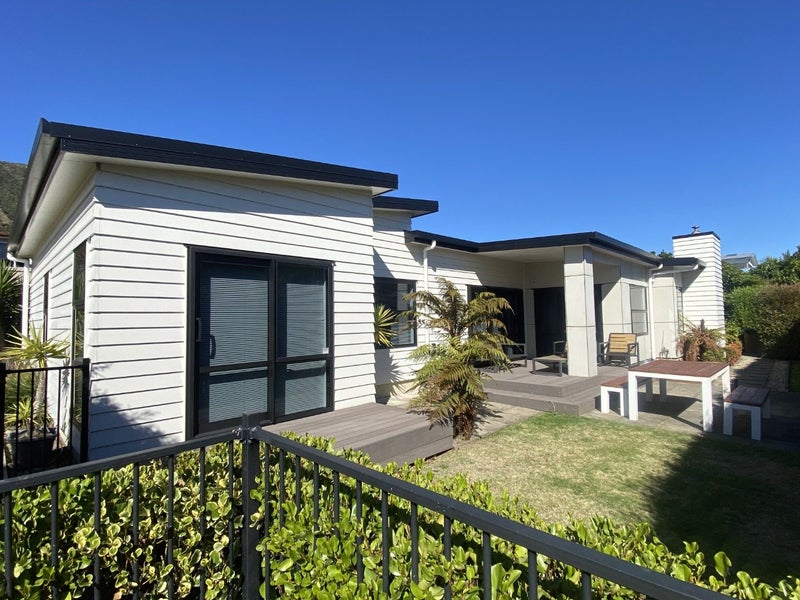 8 Waimarama Street, Waikawa, Picton - Carousel 1