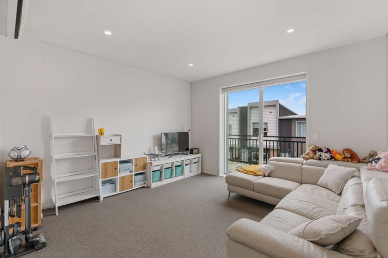 34 Wharetana Crescent, New Lynn, Auckland - Carousel 2