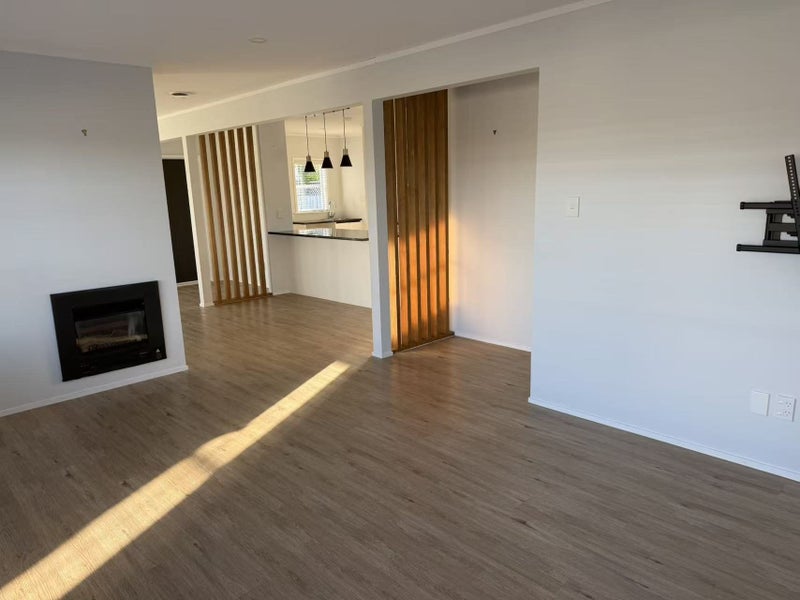 19 Raleigh Road, Northcote, Auckland - Carousel 13