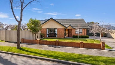 4 Chesterfield Mews, Russley, Christchurch - Carousel 1