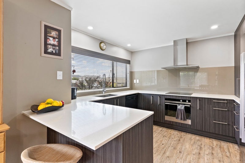1/2 Woodview Rise, Botany Downs, Auckland - Carousel 2
