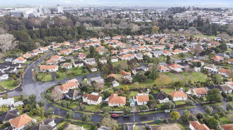 27 Bledisloe Terrace, Hamilton East, Hamilton - Carousel 22