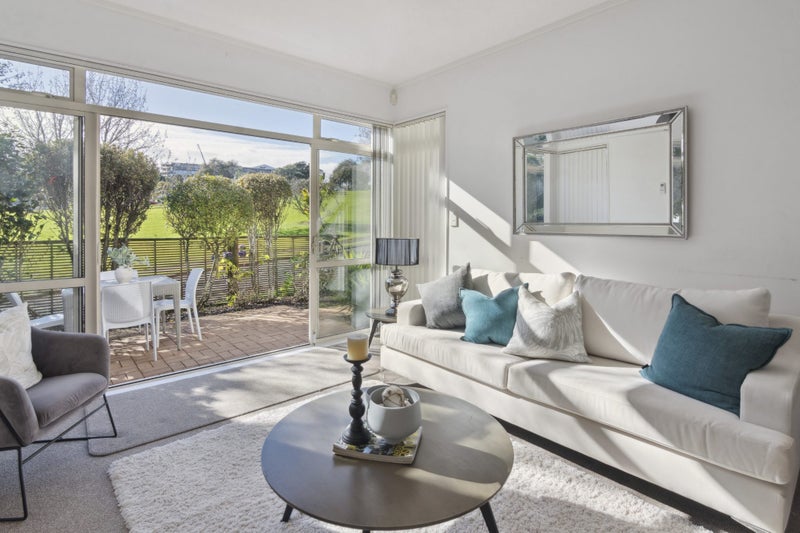 2/1 Gleanor Avenue, Oteha, Auckland - Carousel 2