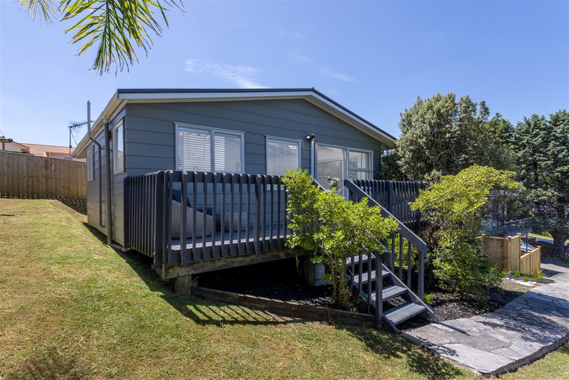 9A Sispara Place, Beach Haven, Auckland - Carousel 1