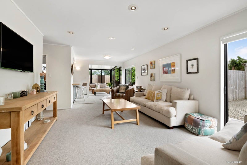 2/934 East Coast Road, Northcross, Auckland - Carousel 2