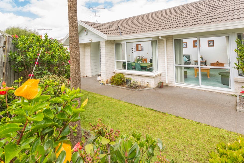 2/31 Nicholas Road, Somerville, Manukau - Carousel 1