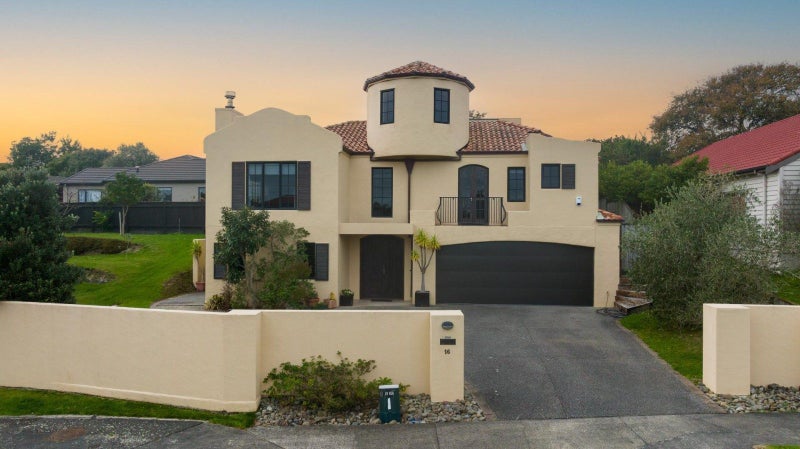 16 La Lena Grove, Fitzherbert, Palmerston North - Carousel 2