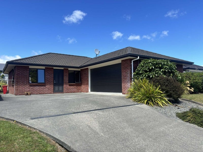 4 Diamond Grove, Brown Owl, Upper Hutt - Carousel 1