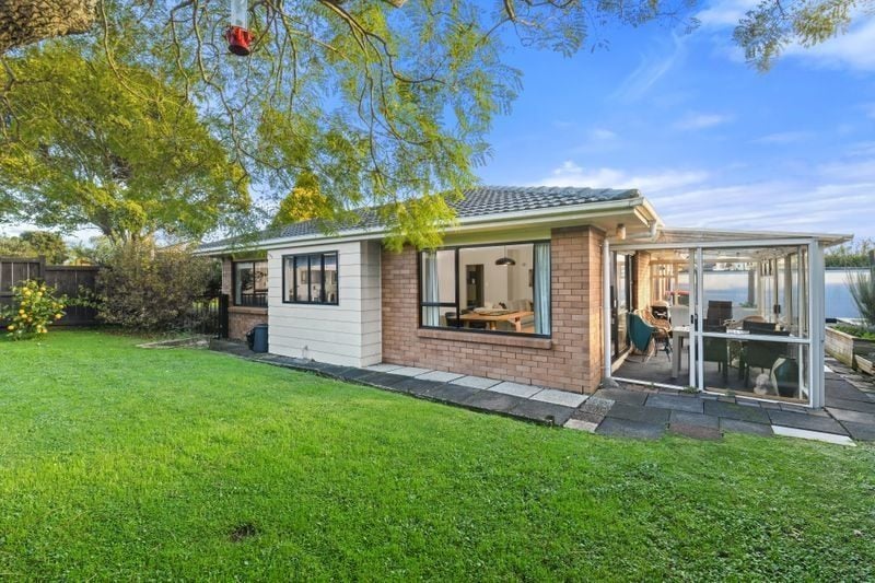 2/3 Skilling Place, Farm Cove, Auckland - Carousel 1