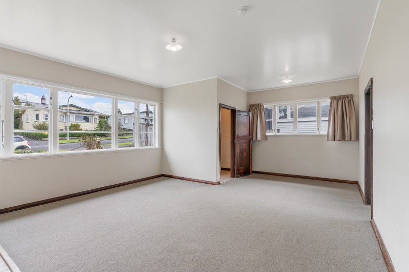 32 Montrose Street, Point Chevalier, Auckland - Carousel 2