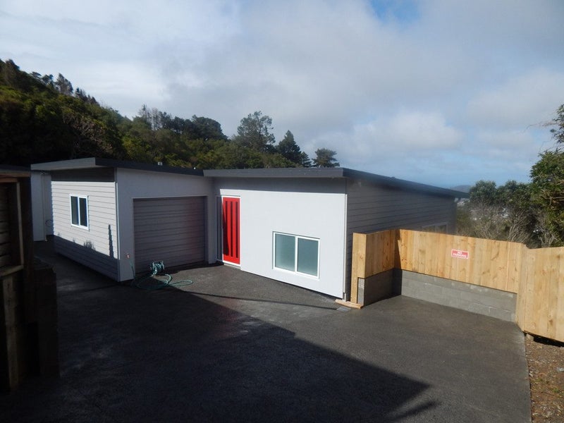 12B Middlesex Place, Northland, Wellington - Carousel 1