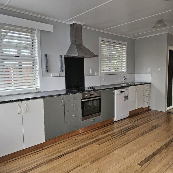 70 Carrington Avenue, Silverdale, Hamilton - Carousel 1